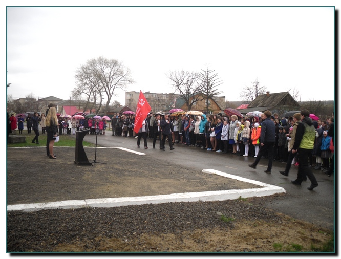 Студенты Лазовский колледжа передают Знамя Победы ученикам Лазовской школы № 1.